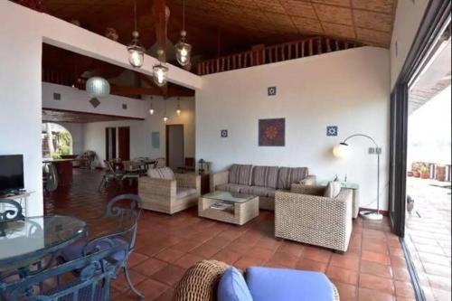 Kasbah Remo Villa with a pool in Puerto Galera near Aninuan Falls