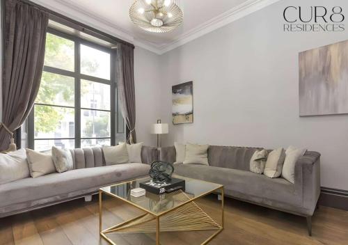 Luxury Chelsea House with Parking - image 10