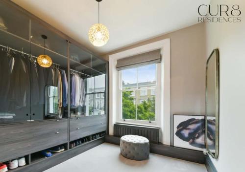 Luxury Chelsea House with Parking - image 4