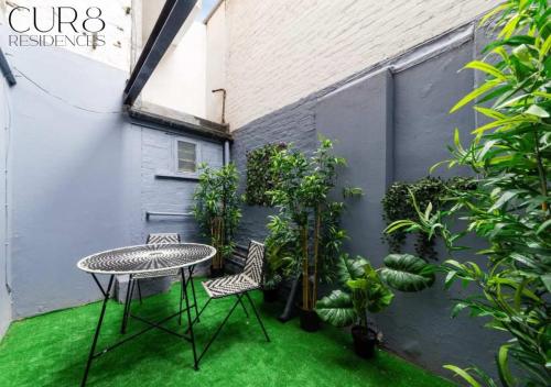 Luxury Chelsea House with Parking - image 2