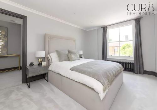 Luxury Chelsea House with Parking - main image