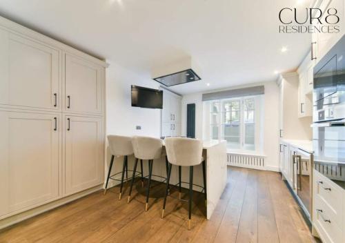 Luxury Chelsea House with Parking - image 8