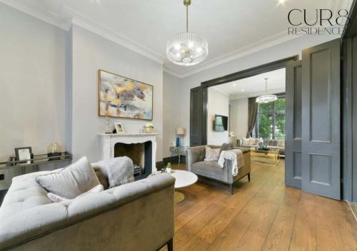 Luxury Chelsea House with Parking - image 3