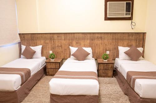 Triple Room with Private Bathroom image 3