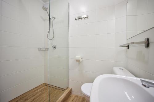 Twin Room with Mountain View image 6
