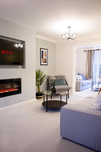 Amazing 6 Bedroom House, Sleeps 10, Driveway, NR Cardiff & Newport gîte à louer Peterstone Wentlooge