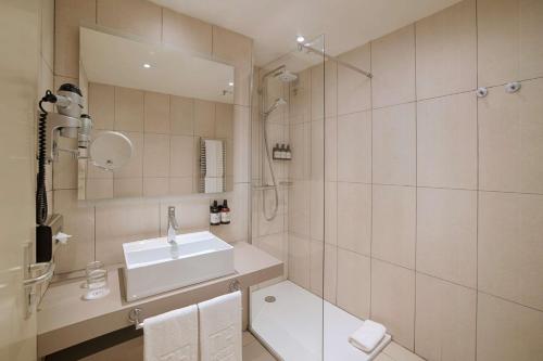 Standard Double or Twin Room image 4