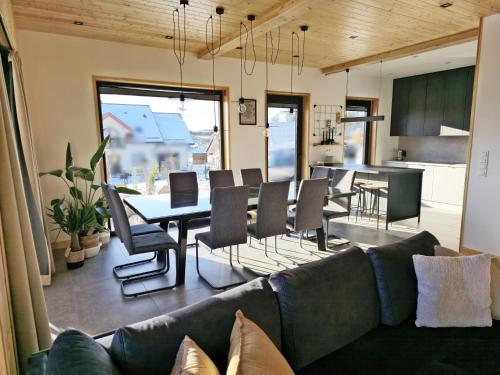 virtuve, Czôrny Dąb - dom wakacyjny na Kaszubach, bilard, jacuzzi, sauna (Czorny Dab - dom wakacyjny na Kaszubach, bilard, jacuzzi, sauna) in Kozyczkowo