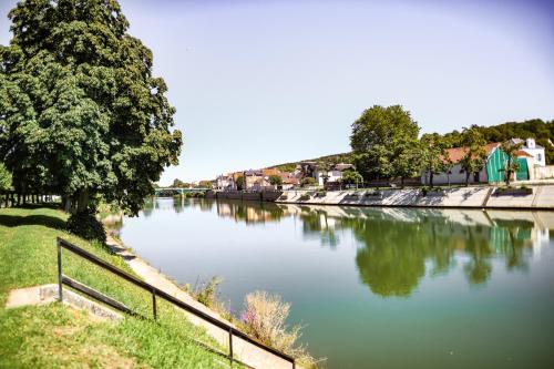 Confort et chaleureux 5 min gare in Essomes Sur Marne