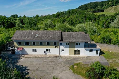 Arbeiterunterkunft in Spielfeld-Straß - Voll ausgestattete Zimmer mit Top-Anbindung in Шпільфельд
