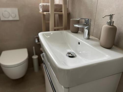 Ванна кімната, Port18 - Exklusives Zwei-Zimmer-Apartment am Park in Бремерхафен