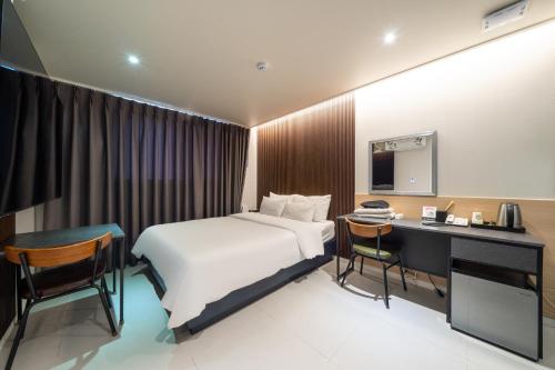 Mnlucky Hotel Room Type - Premium Double Room