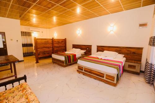 2 double beds, 1 twin bed