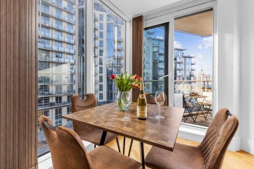 Elegant Thames-View 2-Bed Haven | Gym & Balcony - image 7
