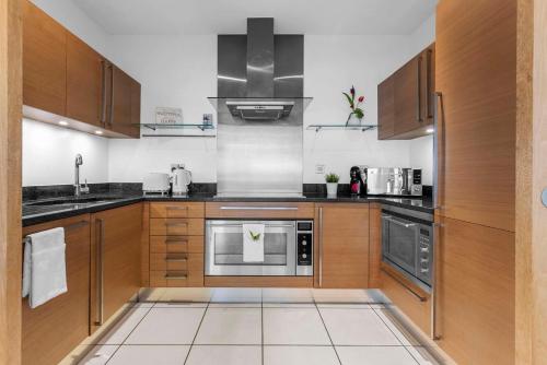 Elegant Thames-View 2-Bed Haven | Gym & Balcony - image 13