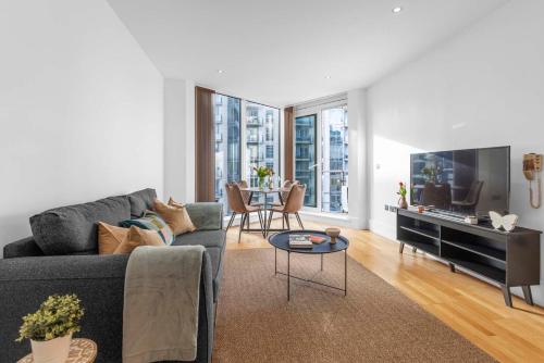 Elegant Thames-View 2-Bed Haven | Gym & Balcony - image 11
