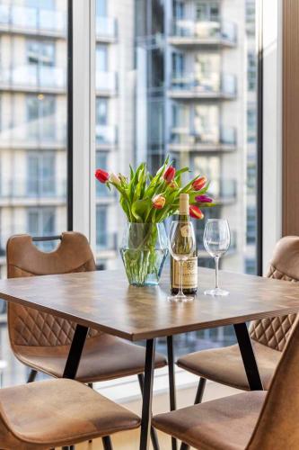 Elegant Thames-View 2-Bed Haven | Gym & Balcony - image 9