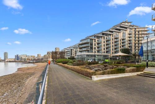Elegant Thames-View 2-Bed Haven | Gym & Balcony - image 5