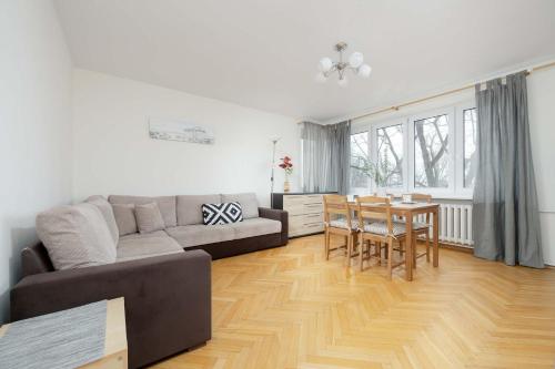 Jasny Apartament z Dwoma Sypialniami i Biurkiem by Noclegi Renters, Varšava
