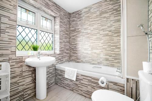 Spacious 5 Bed House - 11 Guests - Free Netflix - Parking 316C, Birmingham (fotografie 7)