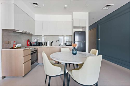 Burj Royale 1BR with Balcony | Pool Gym Wifi - image 9