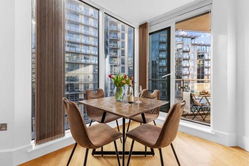 Elegant Thames-View 2-Bed Haven | Gym & Balcony - image 10