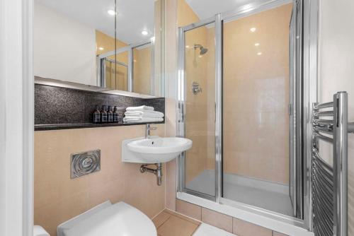 Elegant Thames-View 2-Bed Haven | Gym & Balcony - image 6