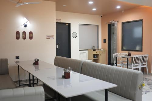 Étterem, Hotel Siddhesh INN in Narayangaon