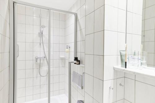 Standard Single Room image 6