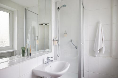 Standard Single Room image 7