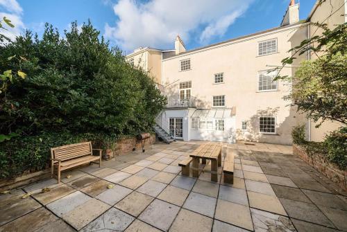 ทัศนียภาพภายนอกโรงแรม, Waterloo House Grade Two Listed Townhouse in กลางเมืองไบด์ฟอร์ด