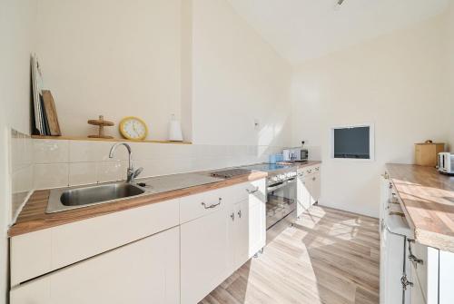 ห้องครัว, Waterloo House Grade Two Listed Townhouse in กลางเมืองไบด์ฟอร์ด