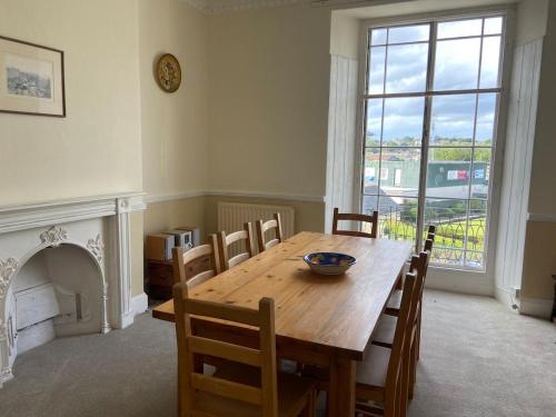 บริการและสิ่งอำนวยความสะดวก, Waterloo House Grade Two Listed Townhouse in กลางเมืองไบด์ฟอร์ด