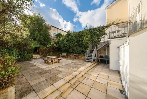 บริการและสิ่งอำนวยความสะดวก, Waterloo House Grade Two Listed Townhouse in กลางเมืองไบด์ฟอร์ด