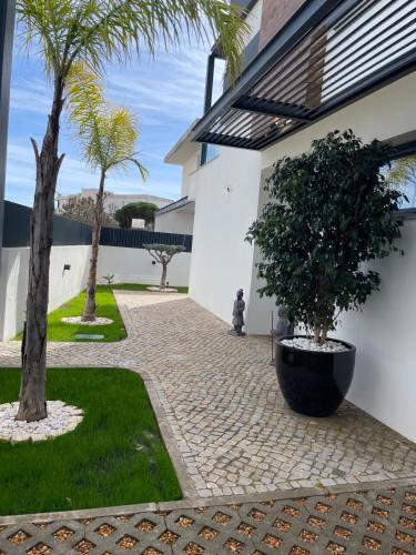 Villa R&M with Pool and Jacuzzi in Arrochela