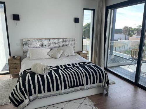 Villa R&M with Pool and Jacuzzi in Arrochela