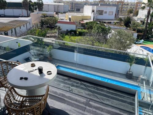 Villa R&M with Pool and Jacuzzi in Arrochela