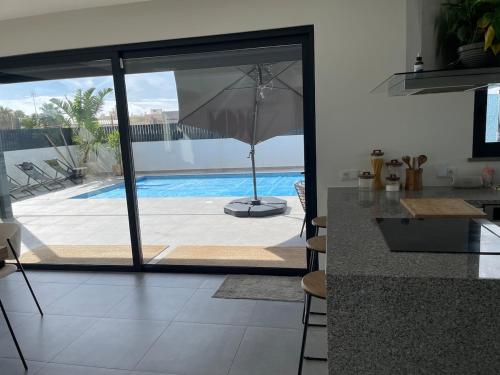 Villa R&M with Pool and Jacuzzi in Arrochela