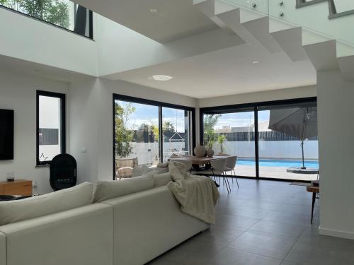 Villa R&M with Pool and Jacuzzi in Arrochela
