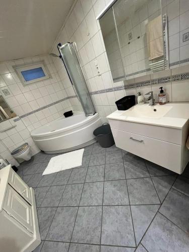 Zuhanyzó, Ferienwohnung Kempel in Frankenberg (Eder)