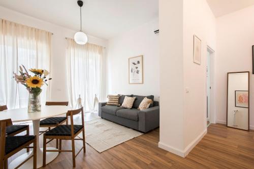 Sunny new renovated apartment with balcony Metro A, Rome (photo 3)