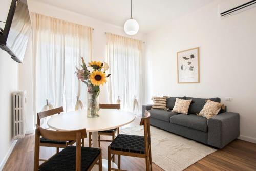 Sunny new renovated apartment with balcony Metro A, Rome