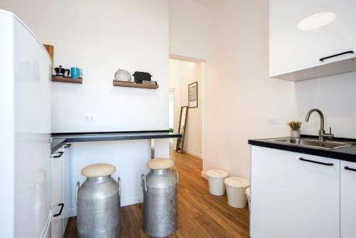 Sunny new renovated apartment with balcony Metro A, Rome (photo 8)