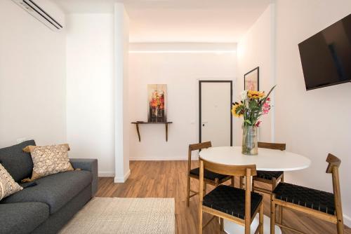 Sunny new renovated apartment with balcony Metro A, Rome (photo 10)