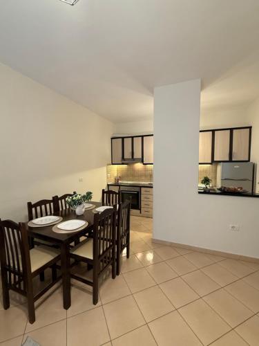 One-Bedroom Apartment image 3