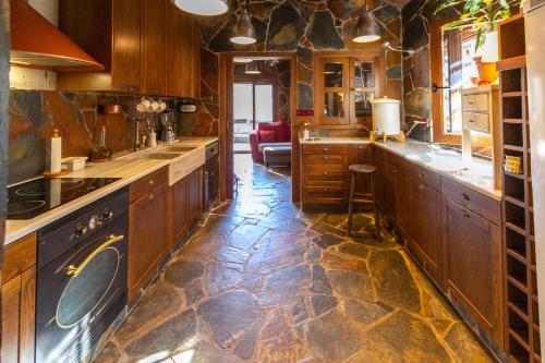 Konyha, Opening Doors Stone House Pool and Nature close to Barcelona! in Argentona
