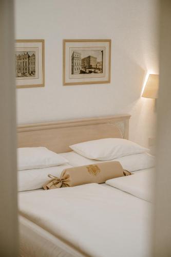 Double Room with Courtyard View image 4