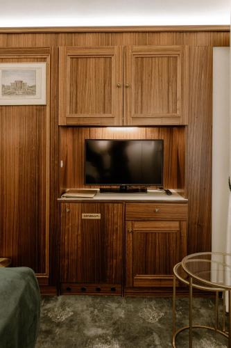 Double Room with Courtyard View image 8
