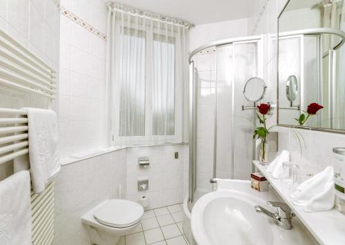 Double Room image 10