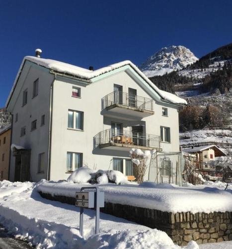 Schöne, sonnige 25-Zimmer Parterre-Ferienwohnung in Poschiavo